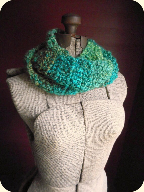 The Northwoods Loop Schal Handgehäkelte Bohochic Rustikaler Erdige Unendlichkeits-Schal Hand Gestrickt Herbst Winter Wald Tannennadel Moosgrün von TheOldeCrowCottage
