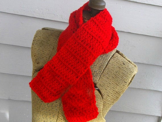 The Scarlet Red Gehäkelter Schal Candy Apple Valentine Handgemachter Halswärmer. Weihnachtsschal. Geschenk Für Sie Romantisch Boho Chic von TheOldeCrowCottage