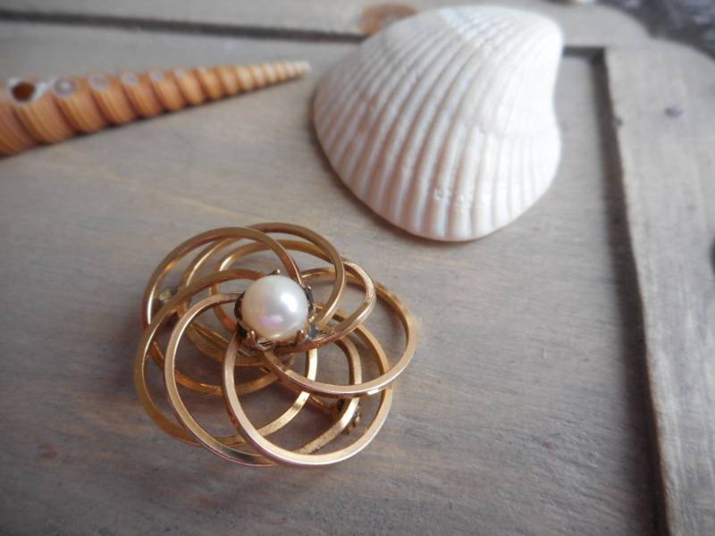 Vintage Echte Zuchtperle & 12K Hochgold, Gold Gefüllte Swirl Brosche. Antiker Erbstückschmuck. Schmuckkästchen Aus Nachlassfund. Schal Pin von TheOldeCrowCottage