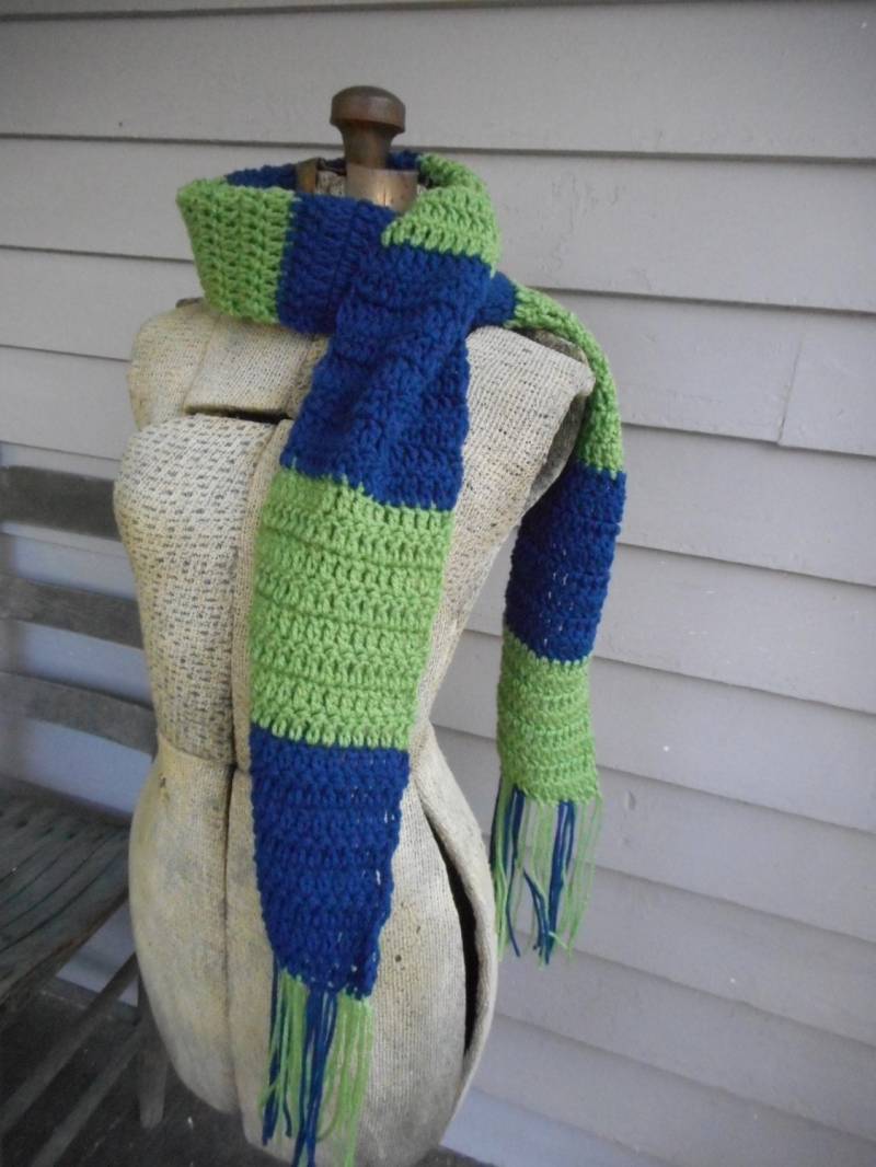 Willow & Sky Handgefertigter Boho Schal Gehäkelt Olivgrün Windsor Denim Blau Gehäkelt Erwachsene Unisex Breiter Fransen Quasten Handgefertigt von TheOldeCrowCottage