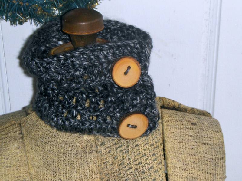 Wolf Thorn Grau Tweed Chunky Boho Handgemachte Häkeln Hals Schal Ohr/Kopfwärmer Wollmischung Holz Knöpfe. Rustikales Unisex Indie Geschenk Herbst von TheOldeCrowCottage