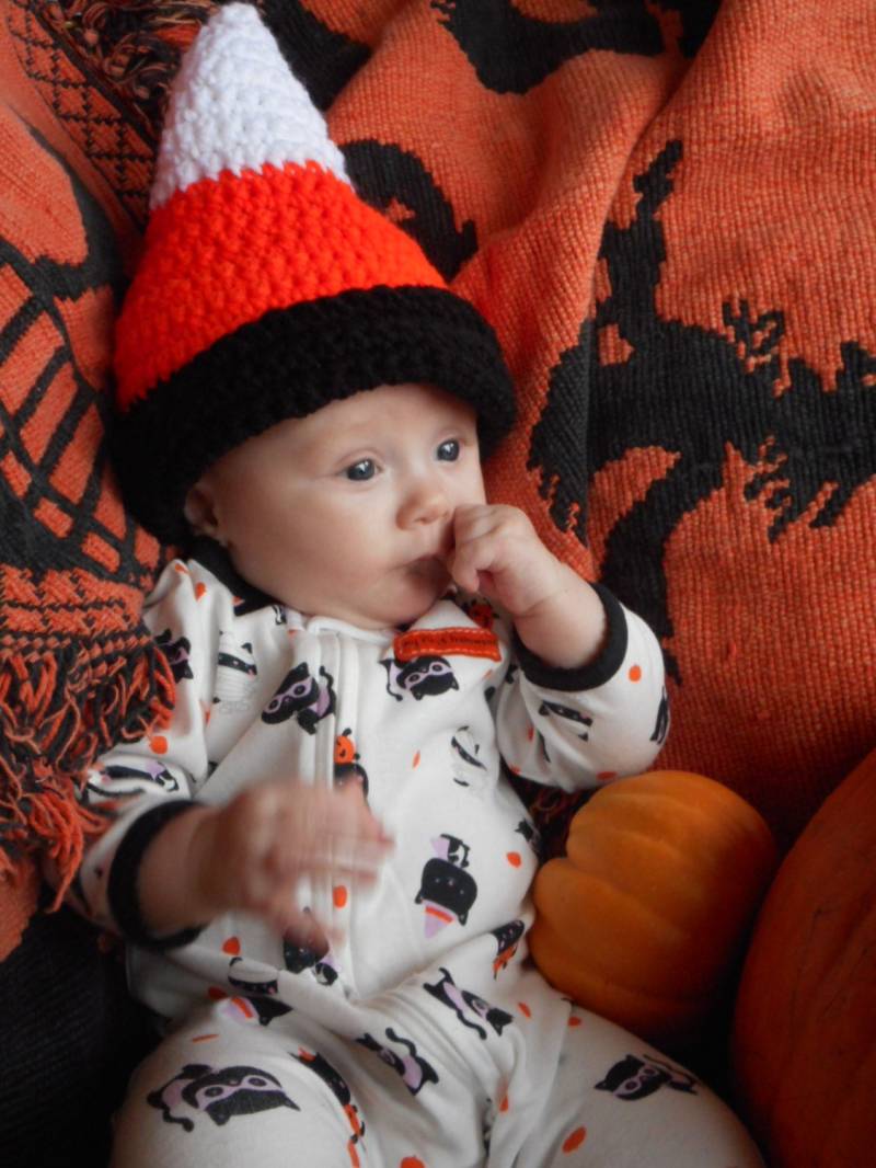 Zuckermais. Gehäkelte Kinder Halloween Hut - Auf Bestellung. Schwarz Orange Weißes Süßes Oder Saures Baby Kostüm Accessoire von TheOldeCrowCottage