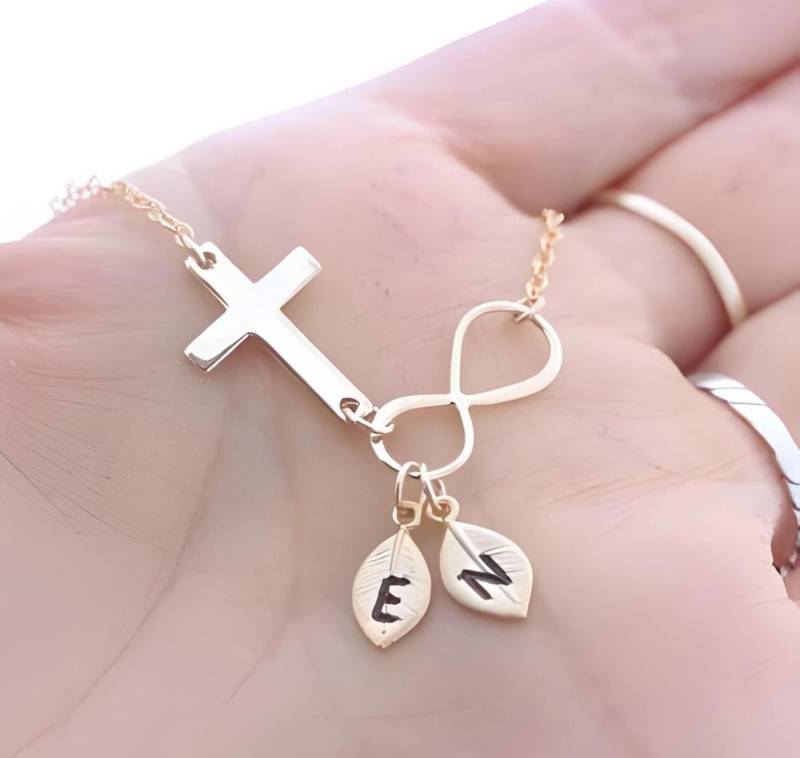 Infinity Kreuz Halskette Gold Seitlich Mit Unendlichkeit. Wählen Sie Charms Nach Maß von TheOneOfaKindJewelry