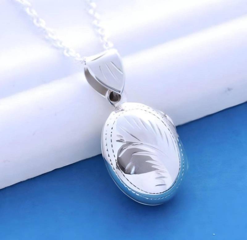 Kleine Ovale Medaillons. Massives 925-sterling-Silber-Medaillon-2 Bilder Medaillon Ausgefallenes Design | Medaillon in Video R14. R-13 von TheOneOfaKindJewelry