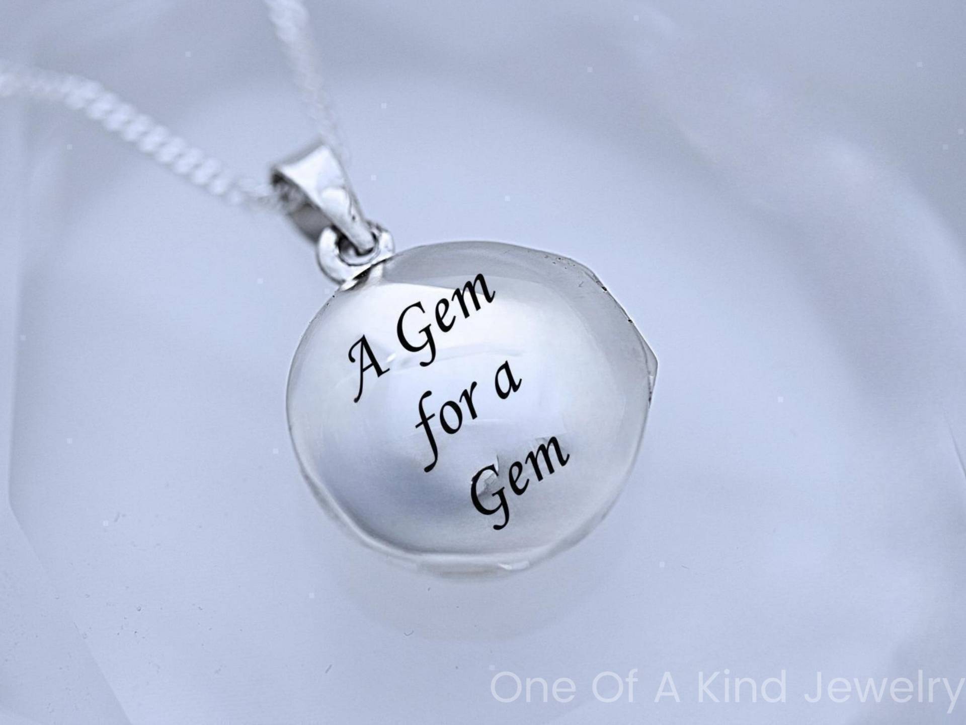 Laser Gravierte Medaillon Halskette in Sterling Silber Personalisierte Datum, Kundengebundene Nachricht Medaillon. Erbstück R-2 von TheOneOfaKindJewelry