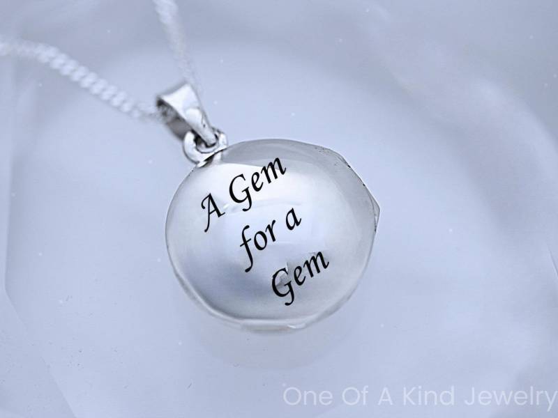 Laser Gravierte Medaillon Halskette in Sterling Silber Personalisierte Datum, Kundengebundene Nachricht Medaillon. Erbstück R-2 von TheOneOfaKindJewelry