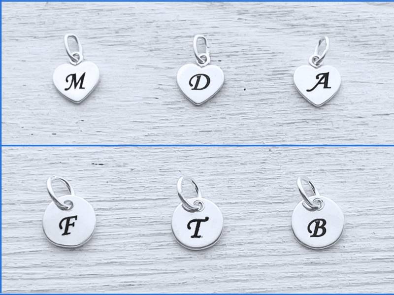 Laser-Gravur-Initialen Auf Sterling Silber Herz 7 Mm Oder Plättchen 8 Mm. Schreibschrift Initialen, Auflistung Für 1 Charm von TheOneOfaKindJewelry