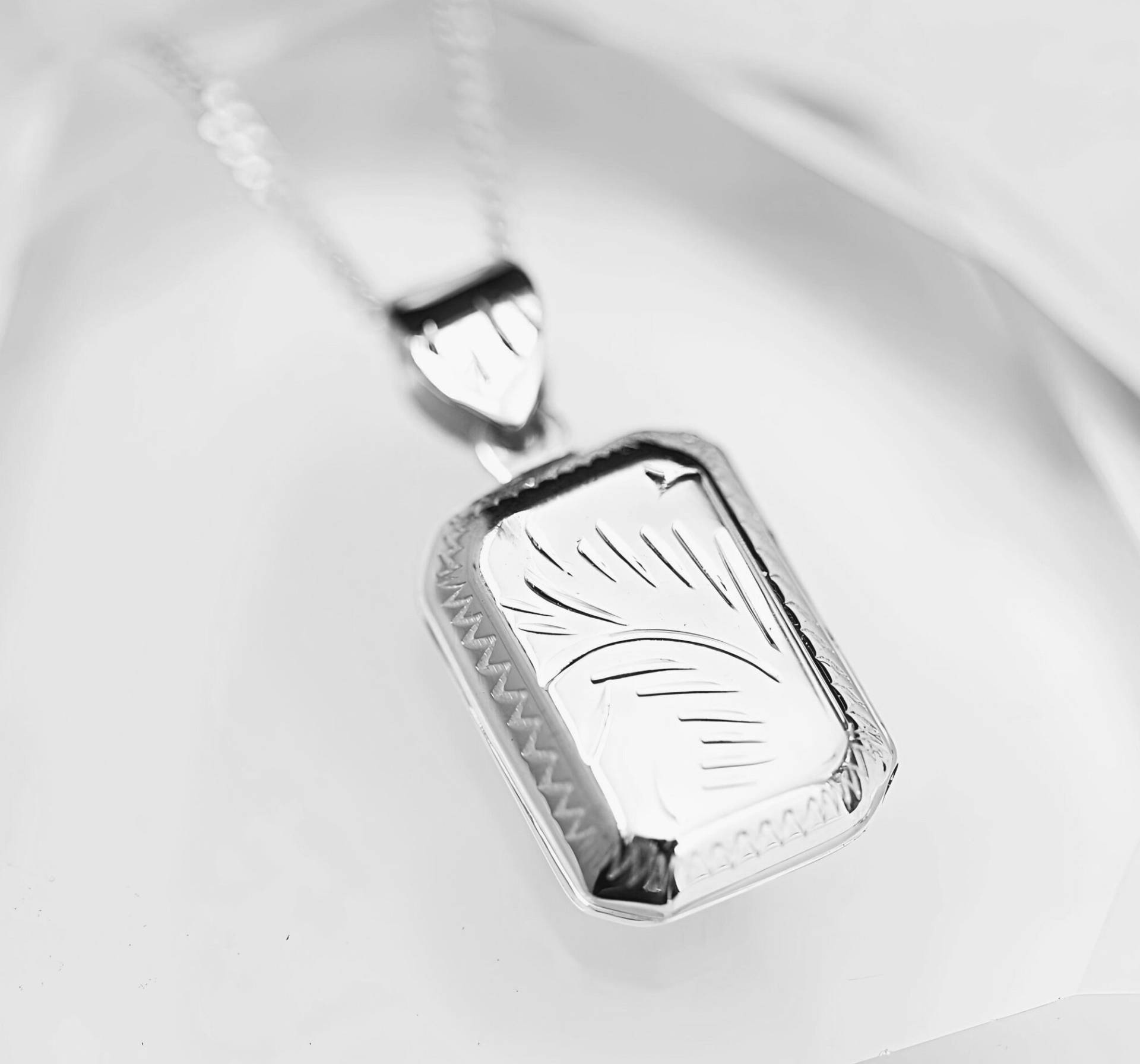 Massive Sterling Silber Kleine Rechteckige Medaillon Halskette. Kleines Aus Glänzendem Silber. Erbstück Medaillon. R-26 von TheOneOfaKindJewelry