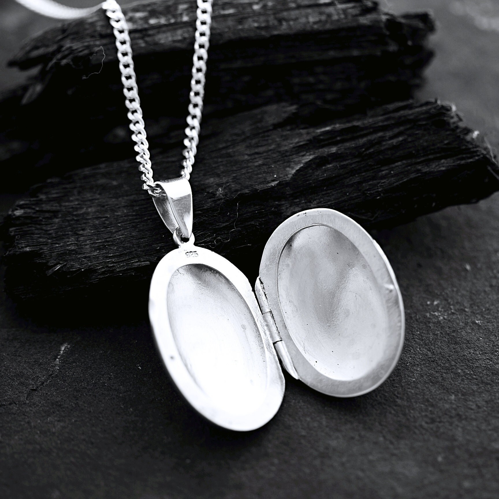 Solid Sterling Silber Medium Locket Halskette Style Geätzt Oval Halskette. Größe 21x15mm. R-14 von TheOneOfaKindJewelry