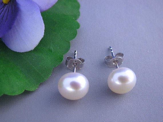 Süßwasser Ohrringe. Echte Perlen Ohrringe Auf Sterling Silber. Hochzeiten Ohrring Süßwasserperlen - Ohrstecker Silber von TheOneOfaKindJewelry