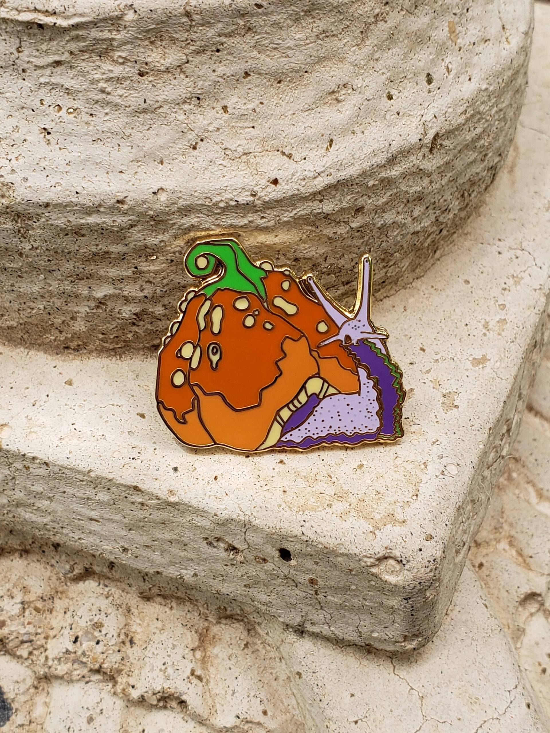 Gruseliger Kürbis Schnecke Emaille Anstecknadel Ernte Herbst Halloween Insekt Gruseliger Kürbis Schnecke Emaille Anstecknadel Ernte Herbst Halloween Insekt von TheOnionCakeStore
