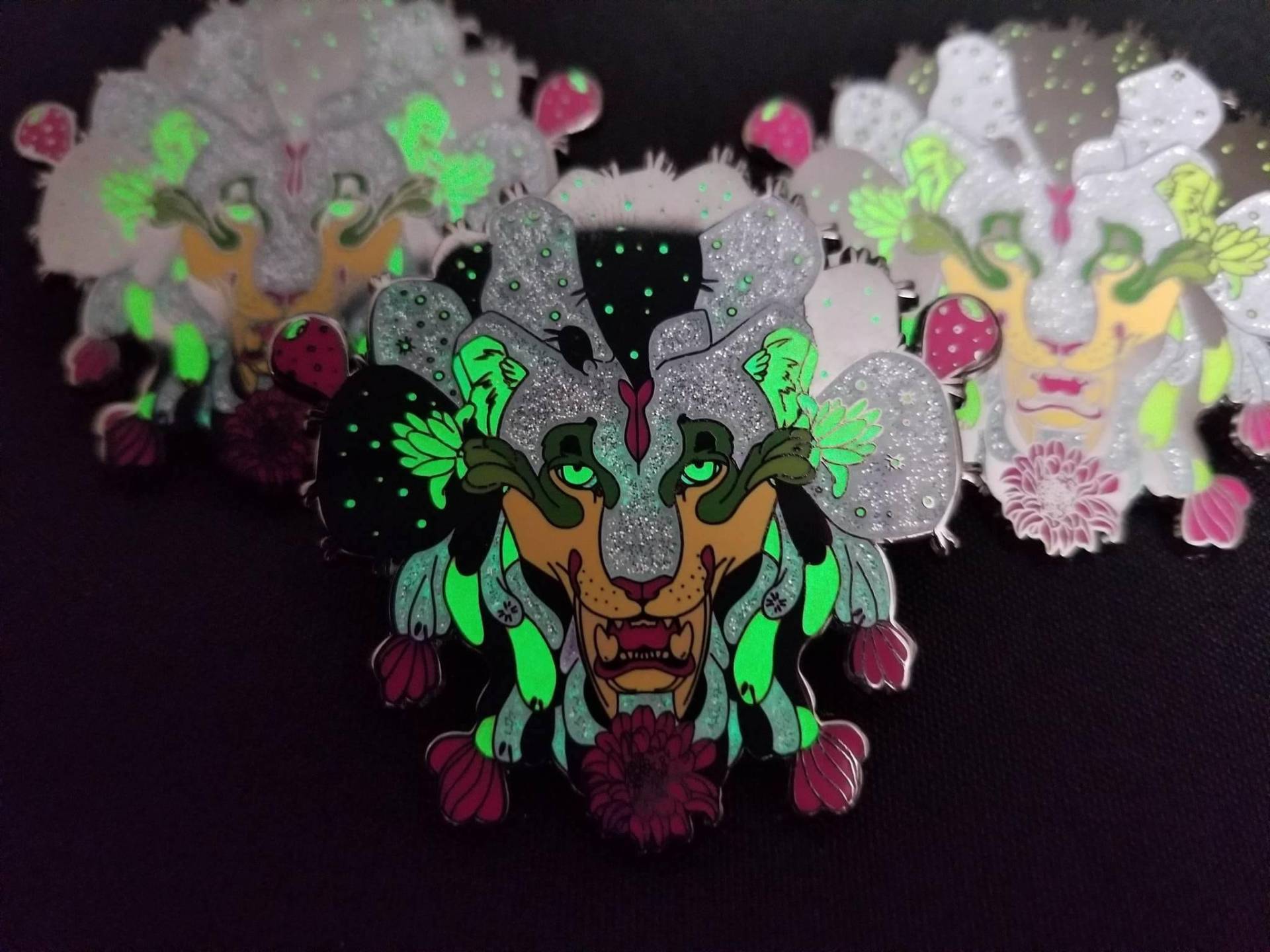 Saber Tooth Tiger Prickly Pear Enamel Anstecknadel Pelz Löwe Kaktus Leuchtend Im Dunkeln Saber Tooth Tiger Prickly Pear Enamel Anstecknadel Pelz Löwe Kaktus Leuchtend Im Dunkeln von TheOnionCakeStore