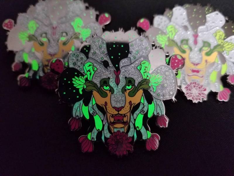 Saber Tooth Tiger Prickly Pear Enamel Anstecknadel Pelz Löwe Kaktus Leuchtend Im Dunkeln Saber Tooth Tiger Prickly Pear Enamel Anstecknadel Pelz Löwe Kaktus Leuchtend Im Dunkeln von TheOnionCakeStore