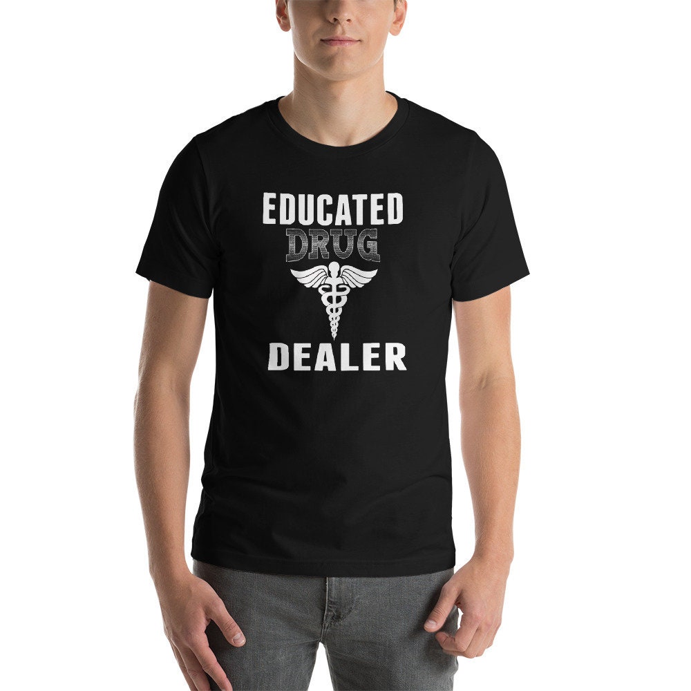 Gebildete Drogendealer/Apotheker Shirt Apotheke Student Krankenschwester Arzt Lustige Kurzarm T Gebildete Drogendealer/Apotheker Shirt Apotheke Student Krankenschwester Arzt Lustige Kurzarm T von TheOptoNerd
