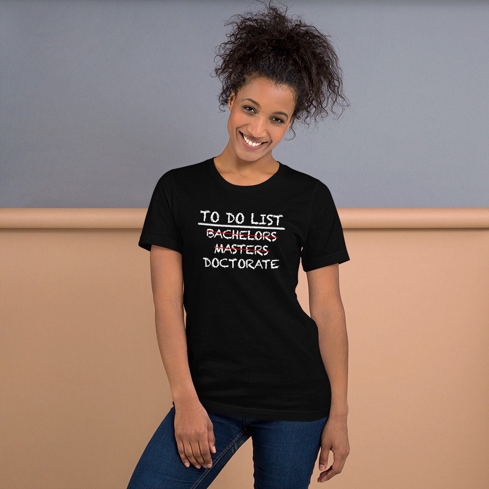 To Do List Masters Degree Shirt/Doktorat Graduation Gift/Masters Geschenk/Checkliste/Bachelorabschluss/Unisex-T-Shirt To Do List Masters Degree Shirt/Doktorat Graduation Gift/Masters Geschenk/Checkliste/Bachelorabschluss/Unisex-T-Shirt von TheOptoNerd
