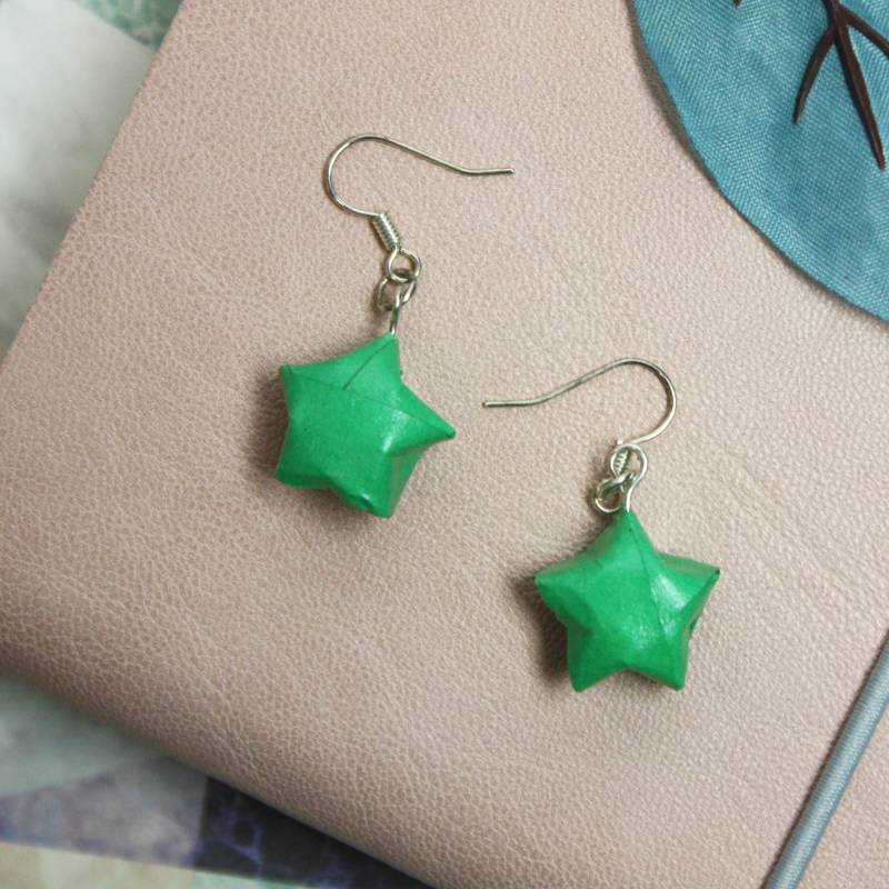 Hängende Grüne Sternohrringe Origami von TheOrigamiBoutique