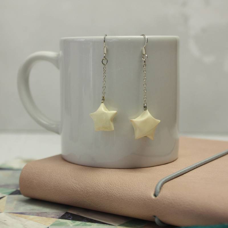 Hängende Lange Weiße Stern-Bolzen-Ohrringe Origami von TheOrigamiBoutique