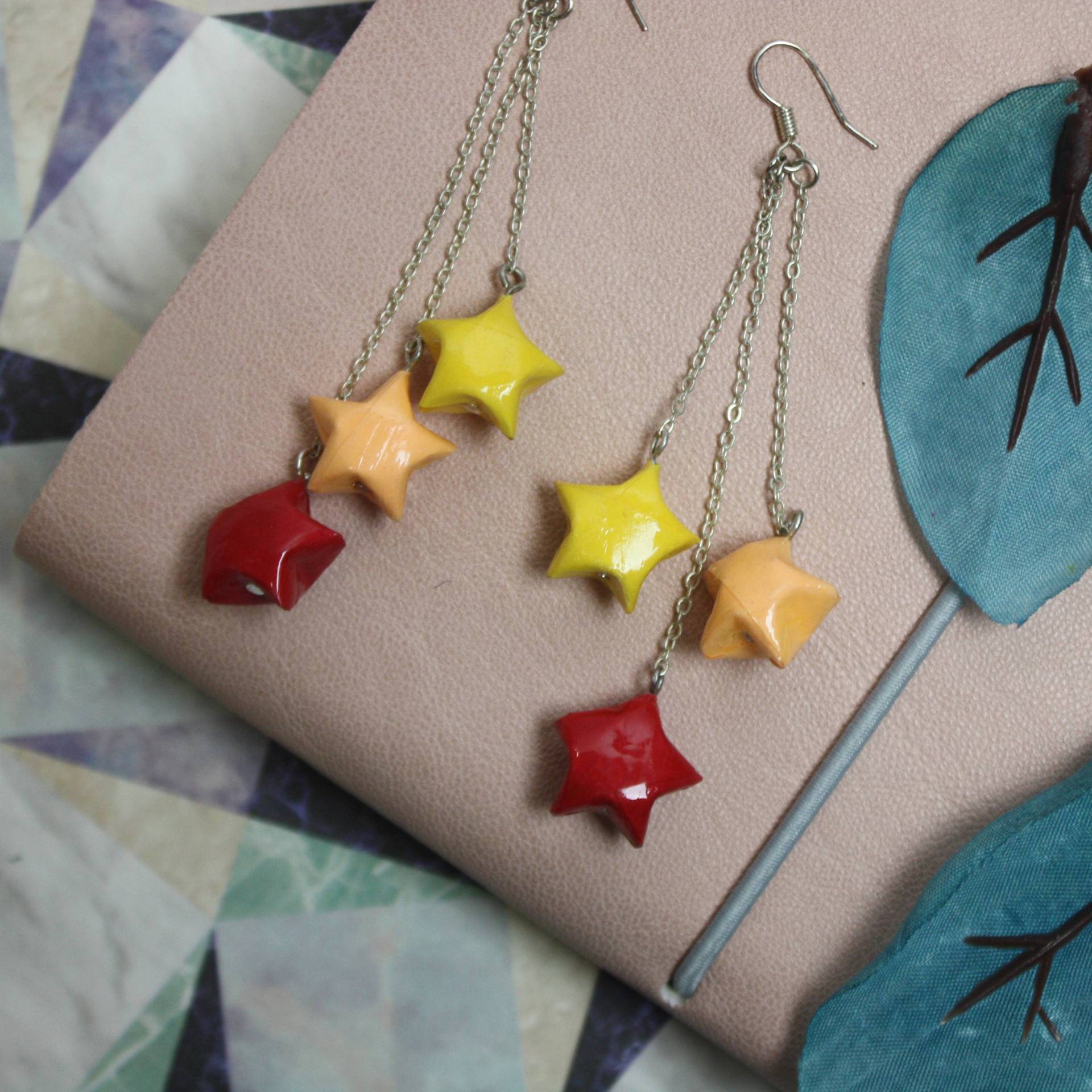 Hängende Trio Rot, Orange & Gelb Stern Ohrringe Origami von TheOrigamiBoutique