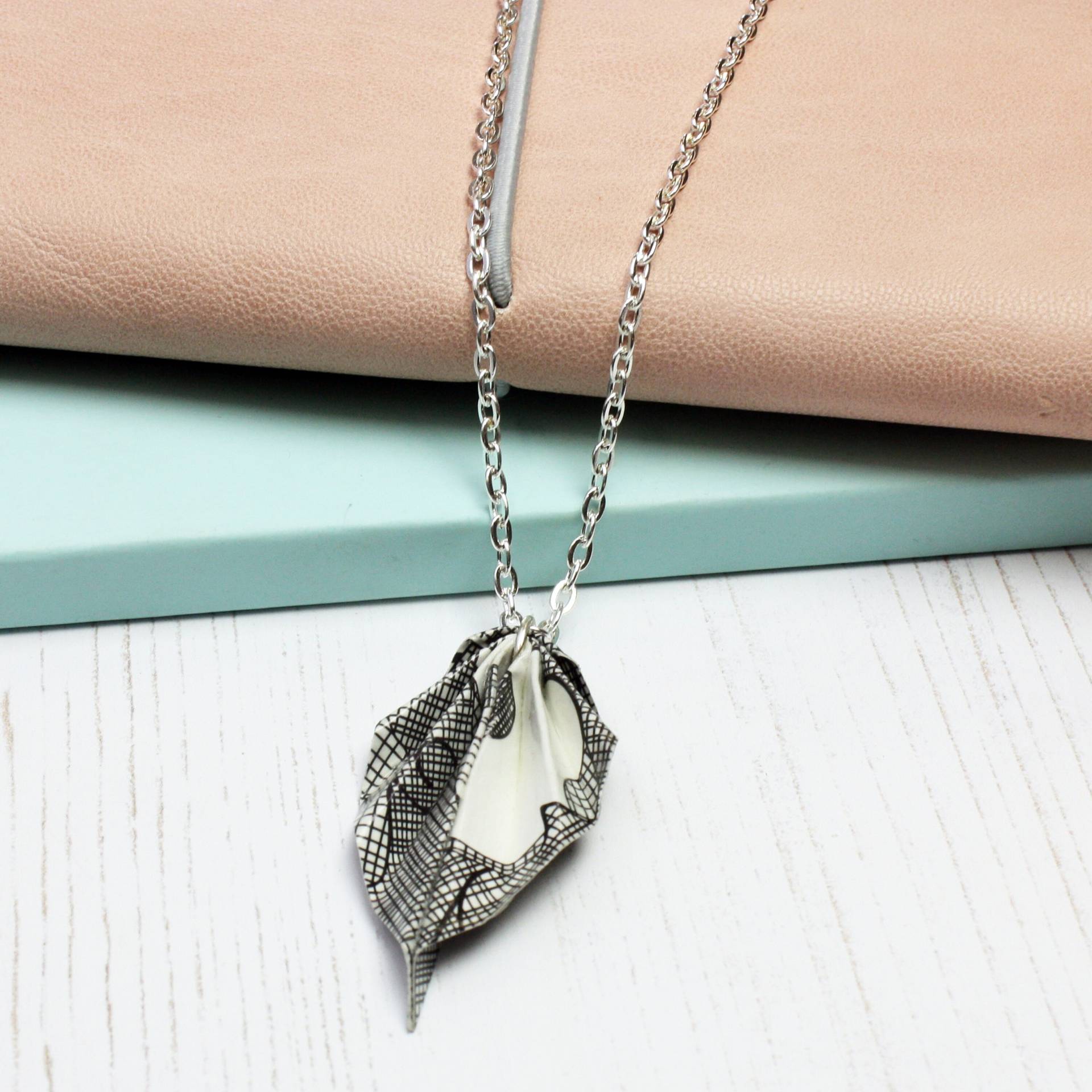 Schwarz Und Weiß Scraffito Origami Blatt Halskette von TheOrigamiBoutique