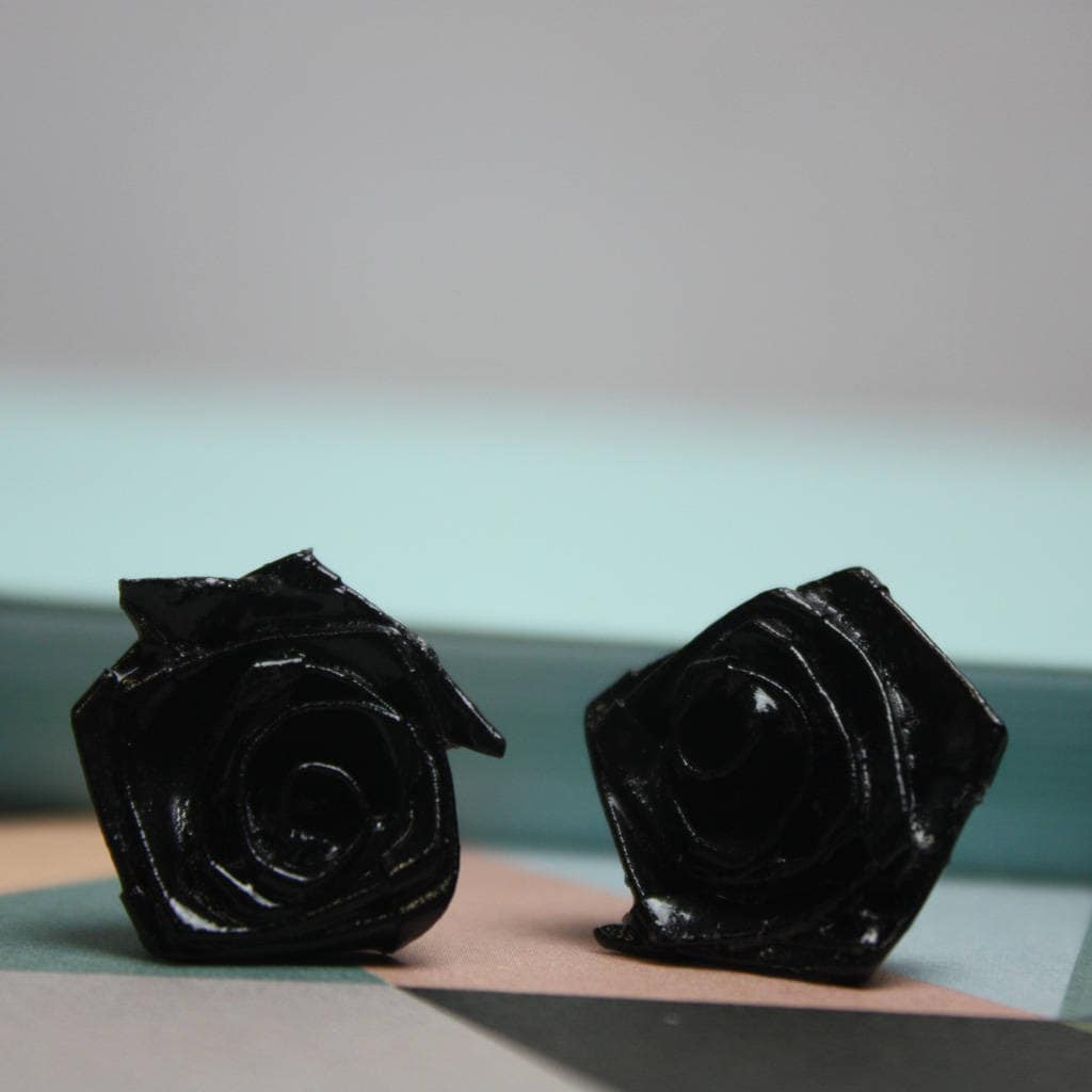 Schwarze Rose-Bolzen-Ohrringe von TheOrigamiBoutique