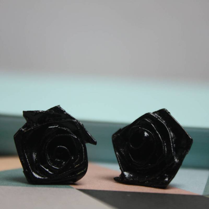Schwarze Rose-Bolzen-Ohrringe von TheOrigamiBoutique