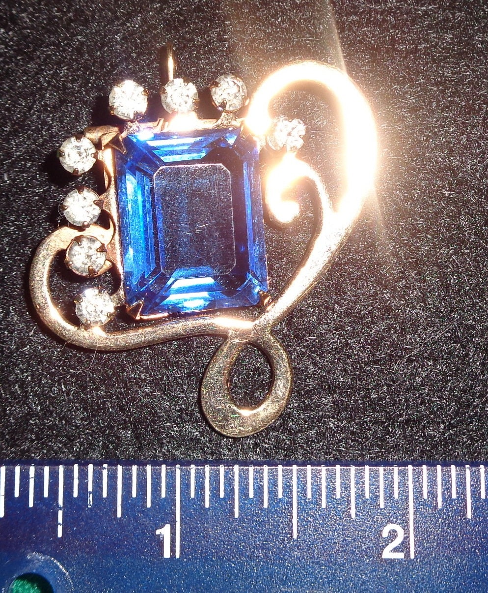 Vintage Damen Brosche Bule Glas Mit Strass Und 50Er Jahre Stilisiert Gold Ton Sehr Guter Zustand von TheOzarkFox