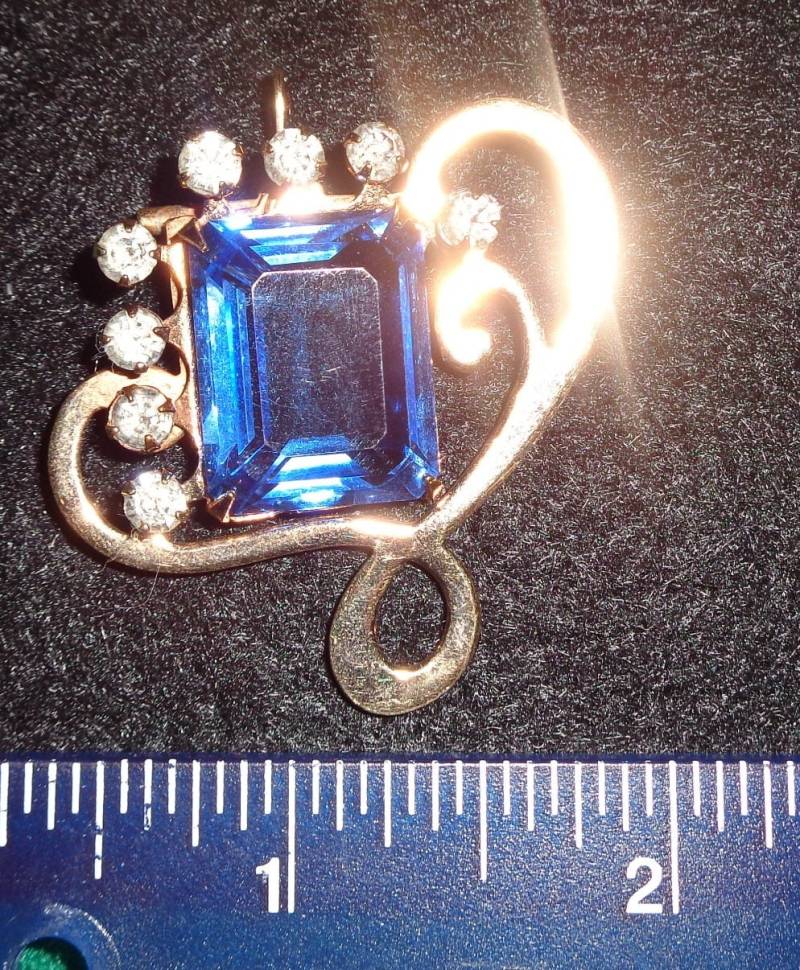 Vintage Damen Brosche Bule Glas Mit Strass Und 50Er Jahre Stilisiert Gold Ton Sehr Guter Zustand von TheOzarkFox