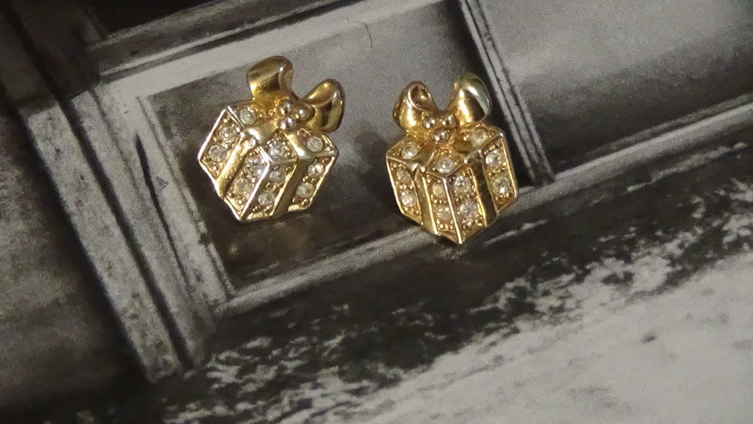 Avon Weihnachtsgeschenkbox Mit Schleifen-Ohrringen von ThePJCompany