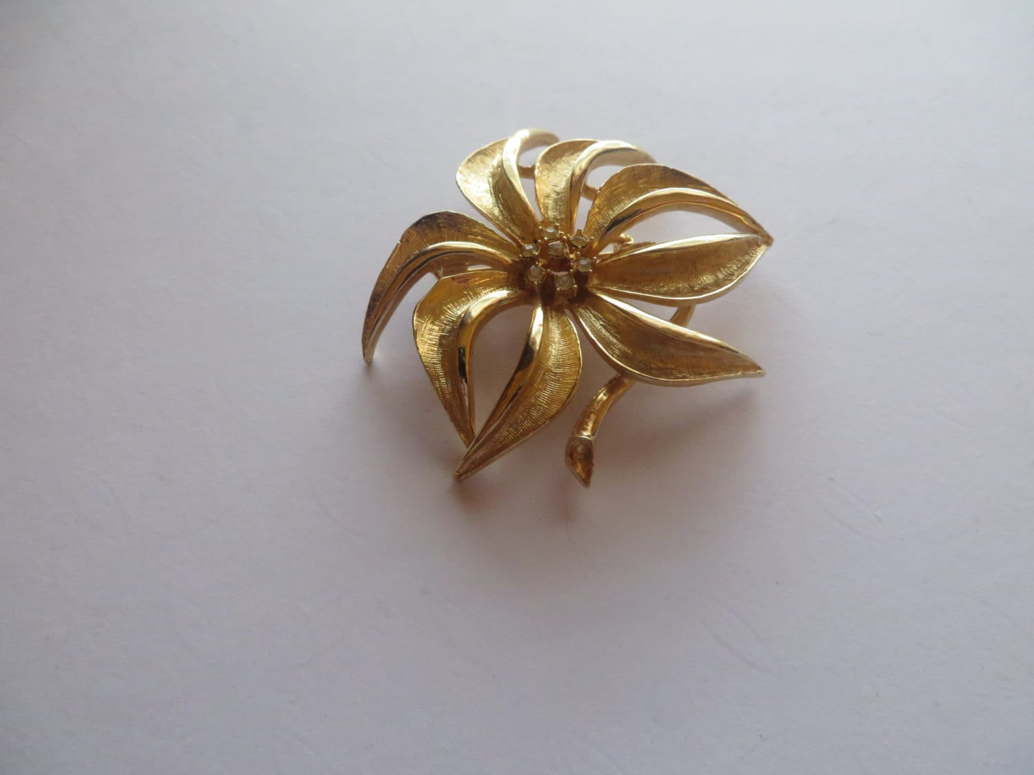 Coro Vintage Goldfarbene Blumen Brosche Coro Vintage Goldfarbene Blumen Brosche von ThePJCompany
