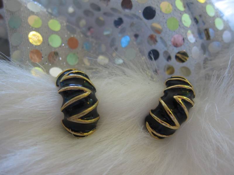 Donald Stannard Schwarz Mit Gold-Ton-Zick-Zack-Akzent-Weinlese-Ohrringen Donald Stannard Schwarz Mit Gold-Ton-Zick-Zack-Akzent-Weinlese-Ohrringen von ThePJCompany