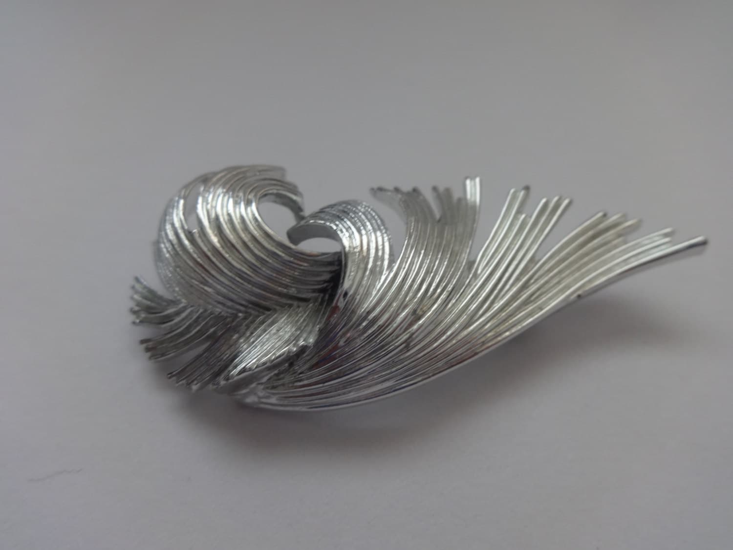 Geprägte Vintage Lisner Silber Brosche #lisner #vintage Geprägte Vintage Lisner Silber Brosche #lisner #vintage von ThePJCompany
