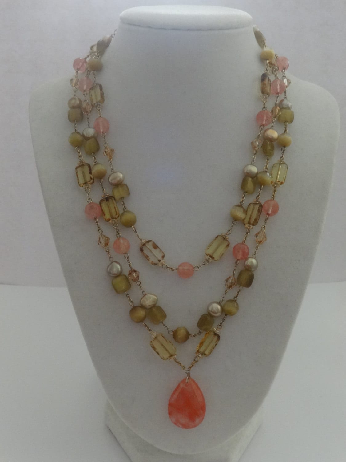 Gold Ton Drei Stränge Perlen Facettiert Tropfen Anhänger Halskette von ThePJCompany