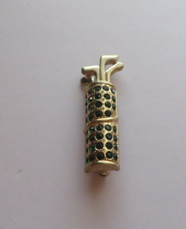 Goldfarbene Vintage Golf Brosche Mit Grünen Strasssteinen Sommertrends, Golfspiel von ThePJCompany