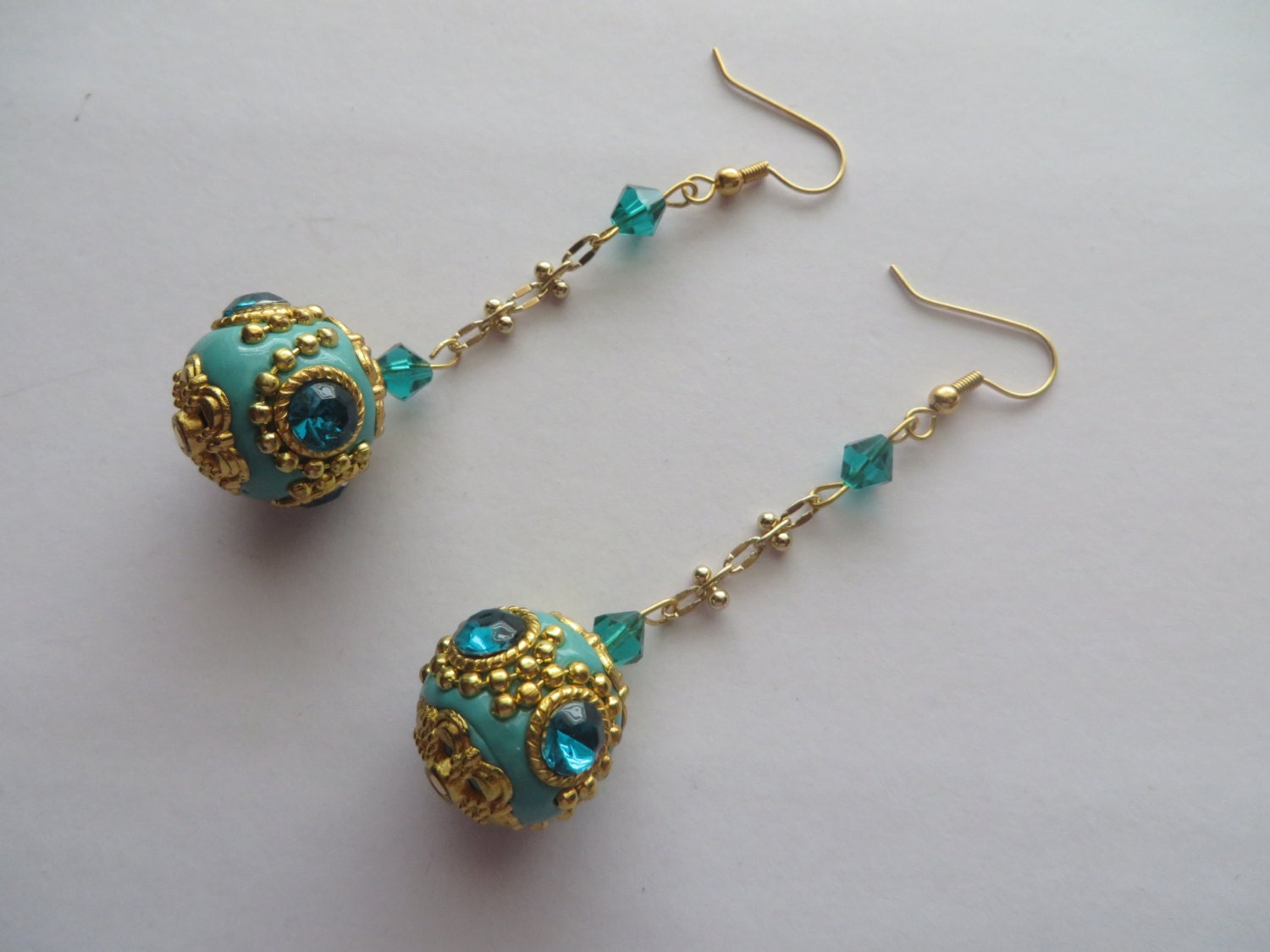 Handgearbeitete Filigrane Perlen in Goldtönen Mit Strass Ohrringen von ThePJCompany