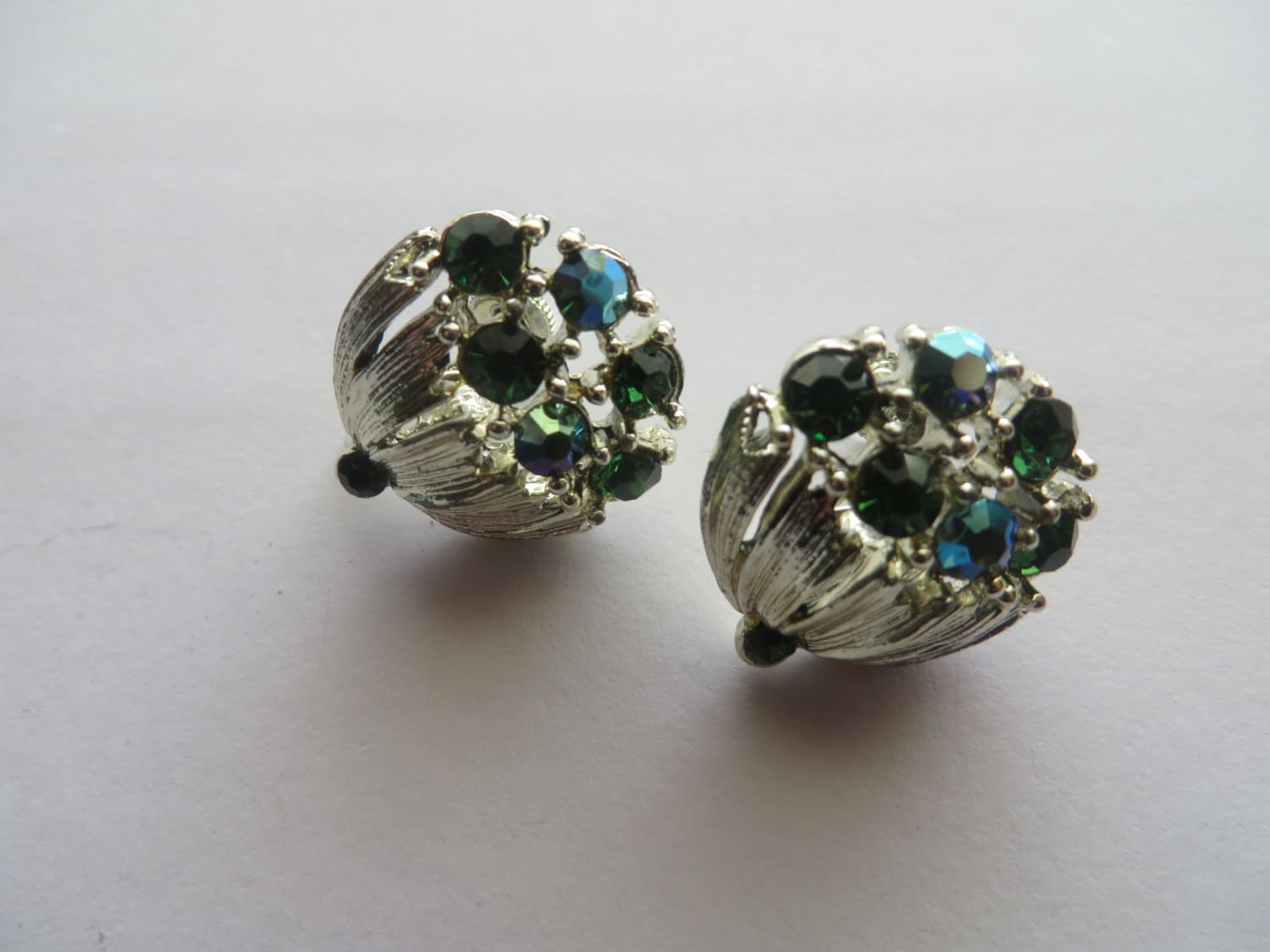 Lisner Vintage Aurora Borealis Silberfarbene Ohrringe Lisner Vintage Aurora Borealis Silberfarbene Ohrringe von ThePJCompany
