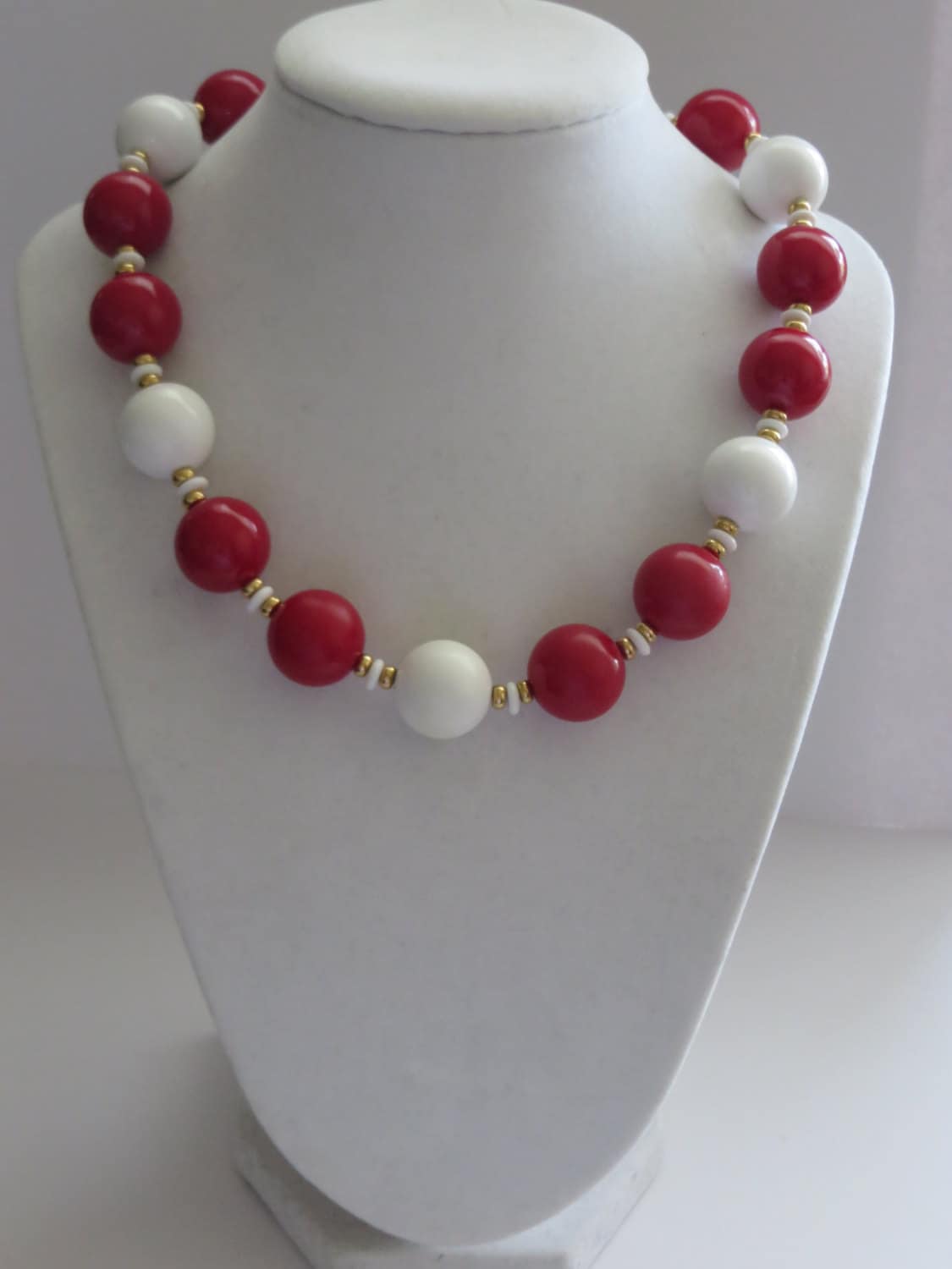 Monet Vintage Rote Und Weiße Perlen Halskette von ThePJCompany