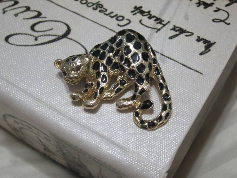 Park Lane Leopard Brosche/Anhänger von ThePJCompany