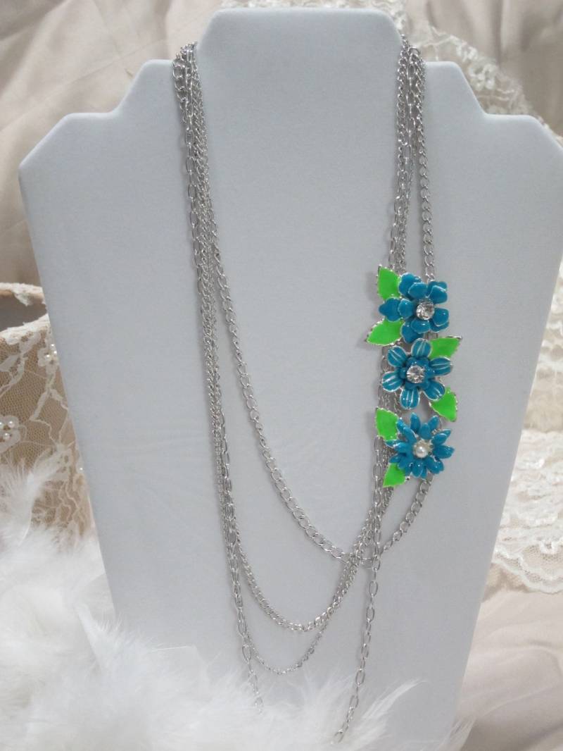 Silberfarbene Multi Strang Halskette, Emaille Blaue Blumen, Strasssteine von ThePJCompany
