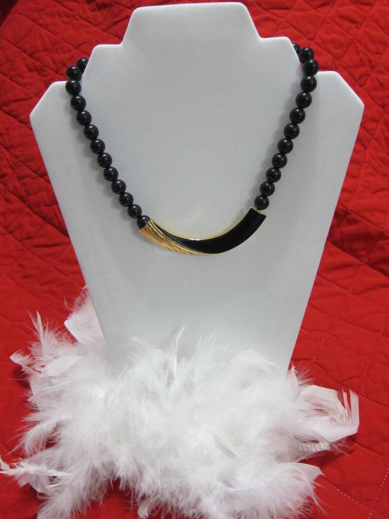 Trifari Schwarz Und Gold Ton Emaille Anhänger Halskette von ThePJCompany