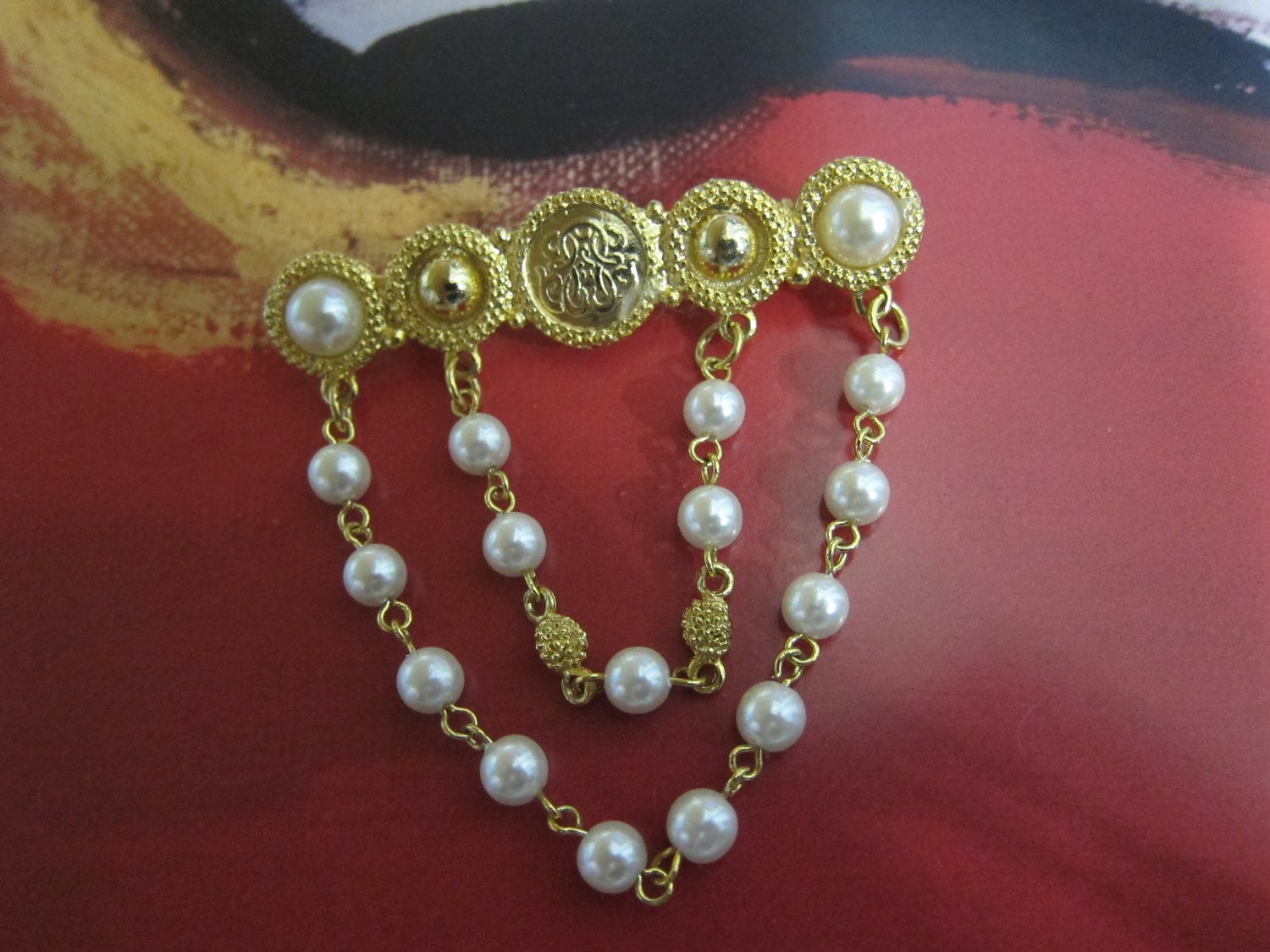 Vintage 1970Er Gold Ton Mit Weißen Perlen Ketten Filigrane Bar Brosche von ThePJCompany