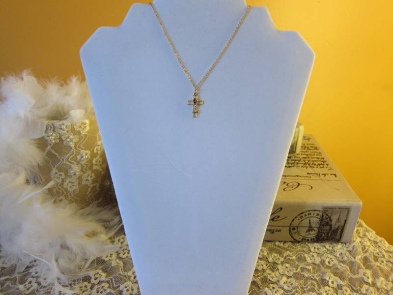 Vintage 1980Er Jahre Goldfarbene Kreuz-Anhänger-Halskette Vintage 1980Er Jahre Goldfarbene Kreuz-Anhänger-Halskette von ThePJCompany