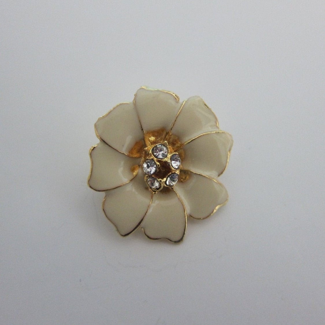 Vintage Beige Emaille Blume Strass Brosche von ThePJCompany