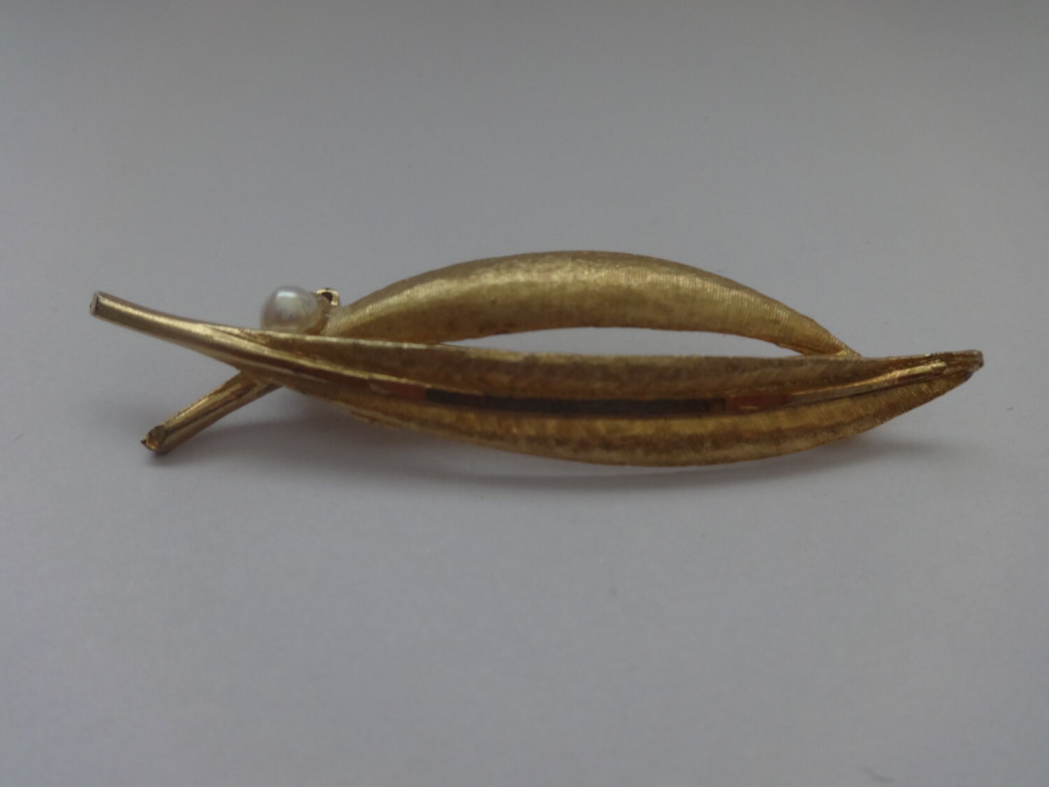 Vintage Bsk Gold Ton Weiße Perlen Brosche Vintage Bsk Gold Ton Weiße Perlen Brosche von ThePJCompany