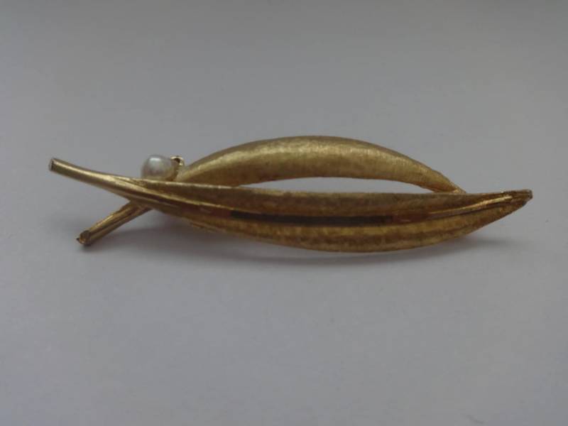 Vintage Bsk Gold Ton Weiße Perlen Brosche Vintage Bsk Gold Ton Weiße Perlen Brosche von ThePJCompany