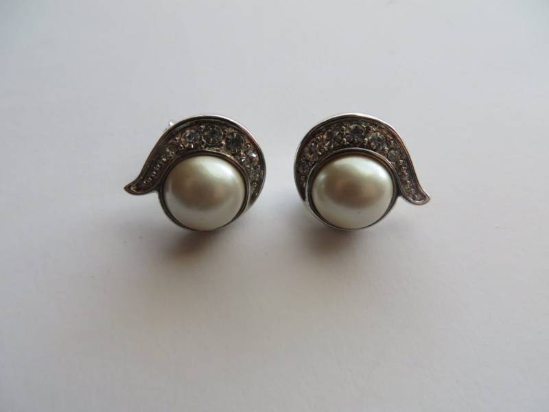 Vintage Monet Weiße Perlenklammer Mit Strass Ohrringen Vintage Monet Weiße Perlenklammer Mit Strass Ohrringen von ThePJCompany
