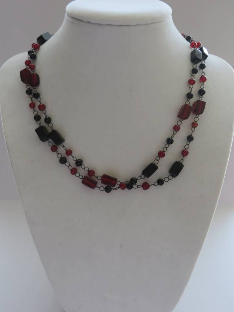 Vintage Schwarz Und Rot Perlen Zwei Stränge Halskette von ThePJCompany