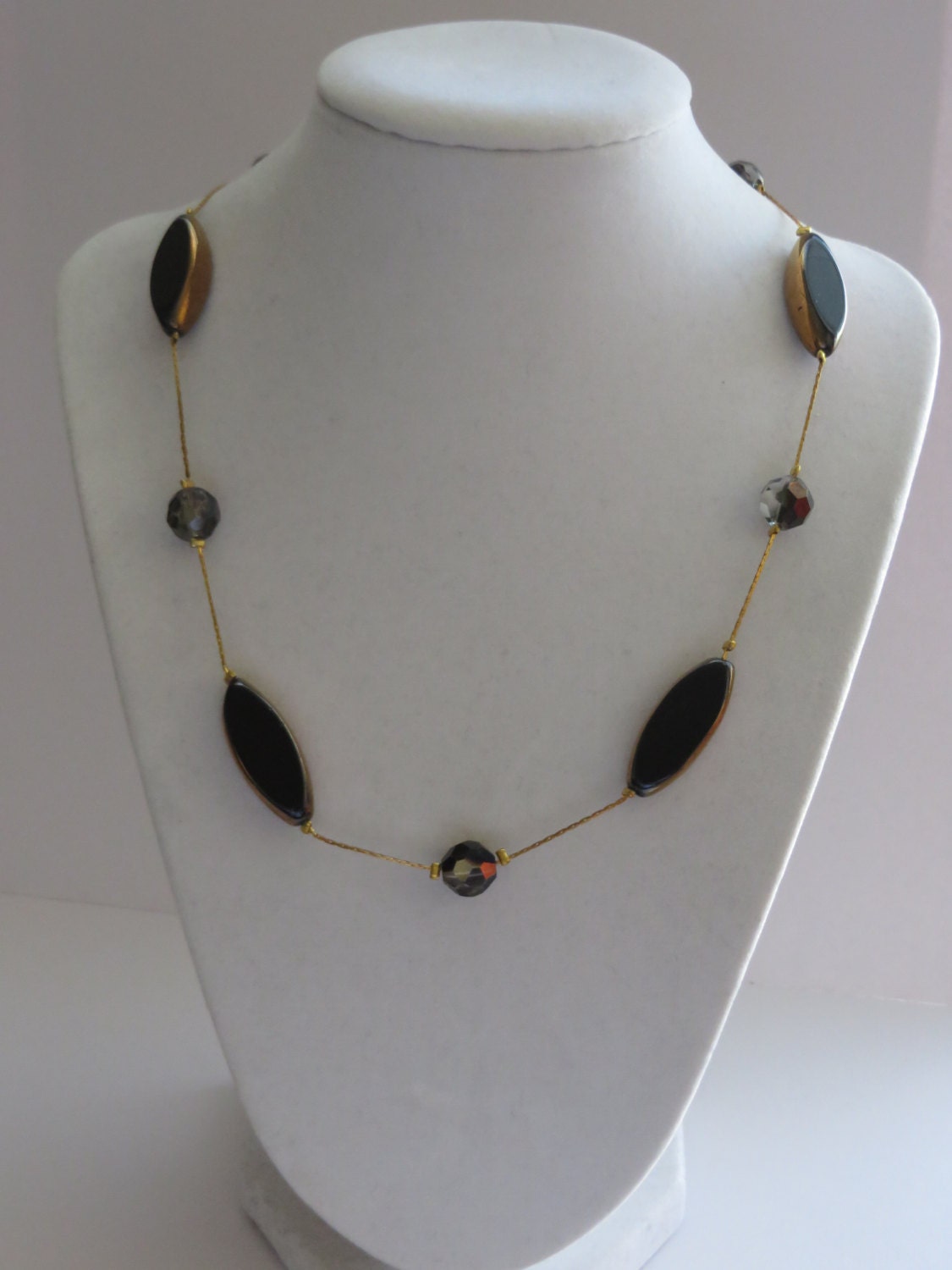 Vintage Schwarze Steine Gold Ton Halskette von ThePJCompany