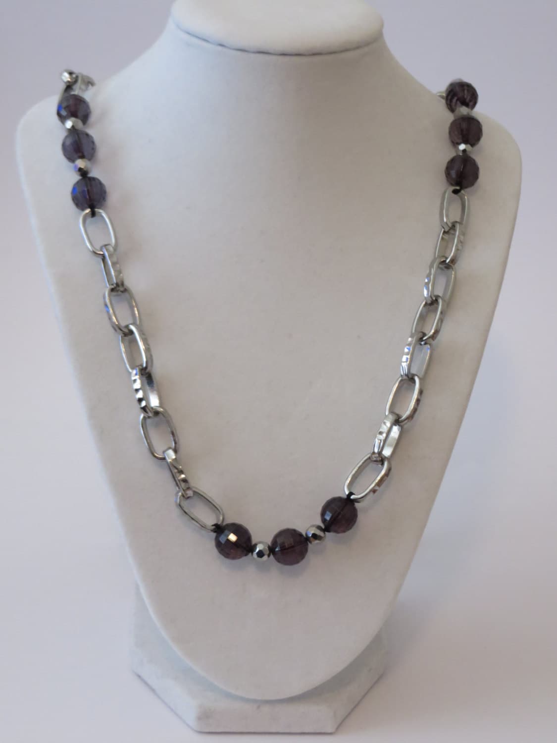 Vintage Silber Ton Grau Facettierte Perlen Große Glieder Halskette Vintage Silber Ton Grau Facettierte Perlen Große Glieder Halskette von ThePJCompany