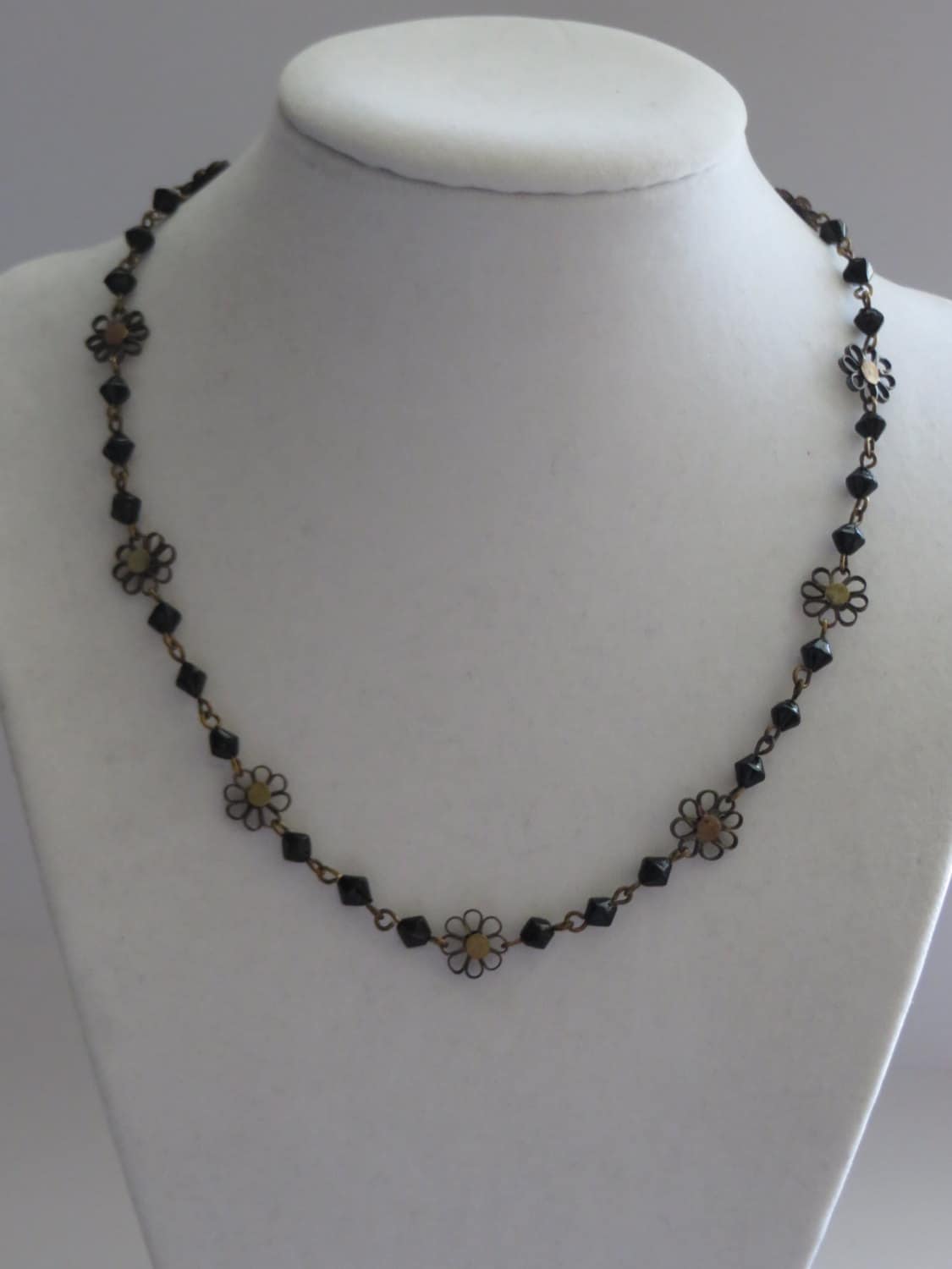 Vintage Sonnenblumen & Schwarze Bicones Halskette von ThePJCompany