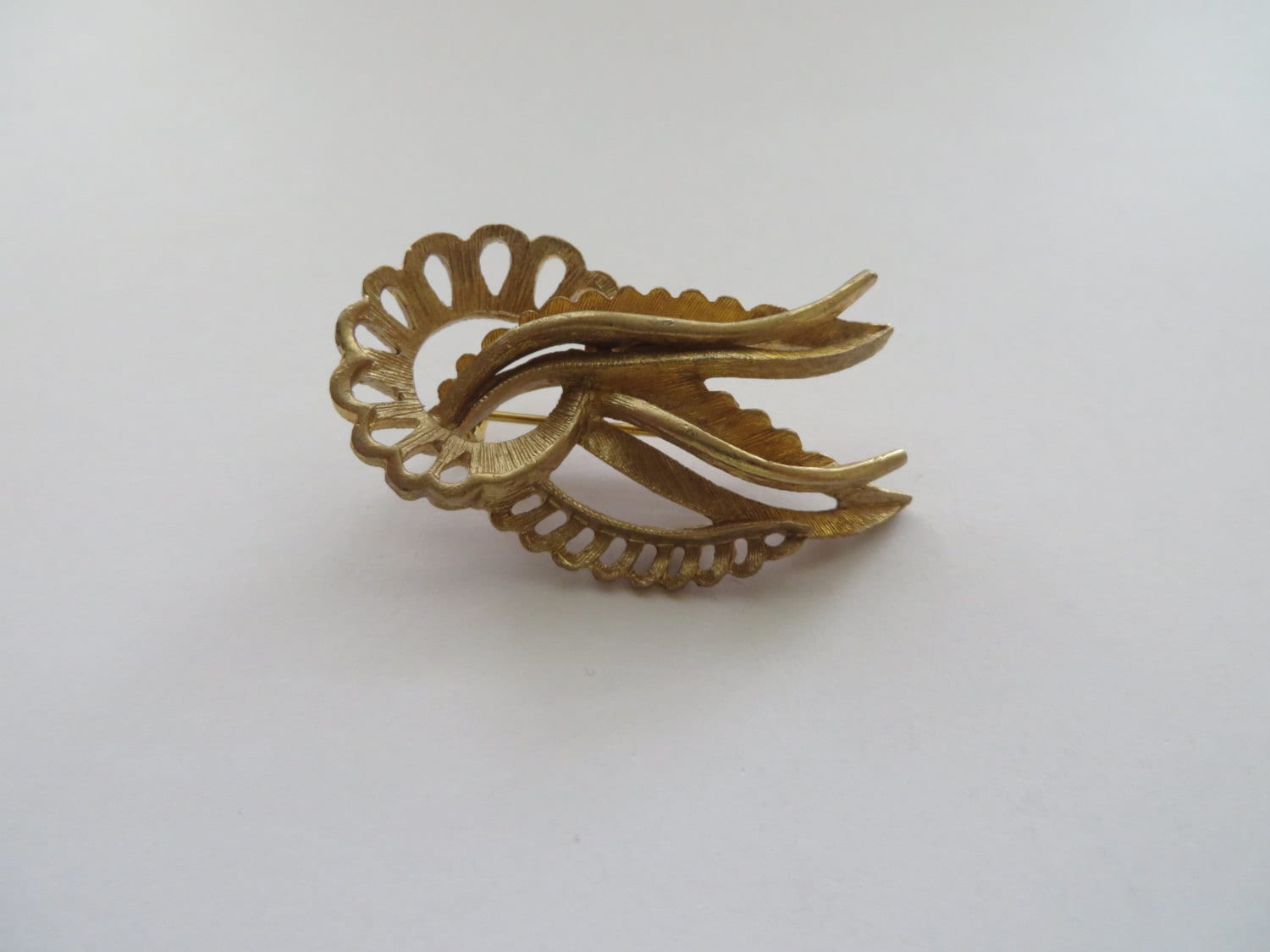 Vintage Unsignierte Pinsel Blätter Gold Ton Brosche von ThePJCompany